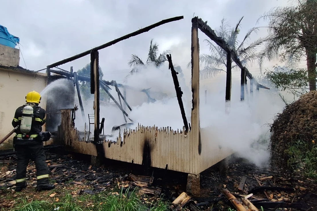 Casa de madeira e alvenaria é destruída por incêndio