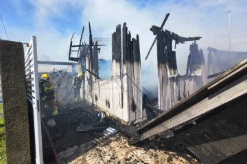 Cachorra morre e casa é destruída após incêndio provocado por mulher em surto