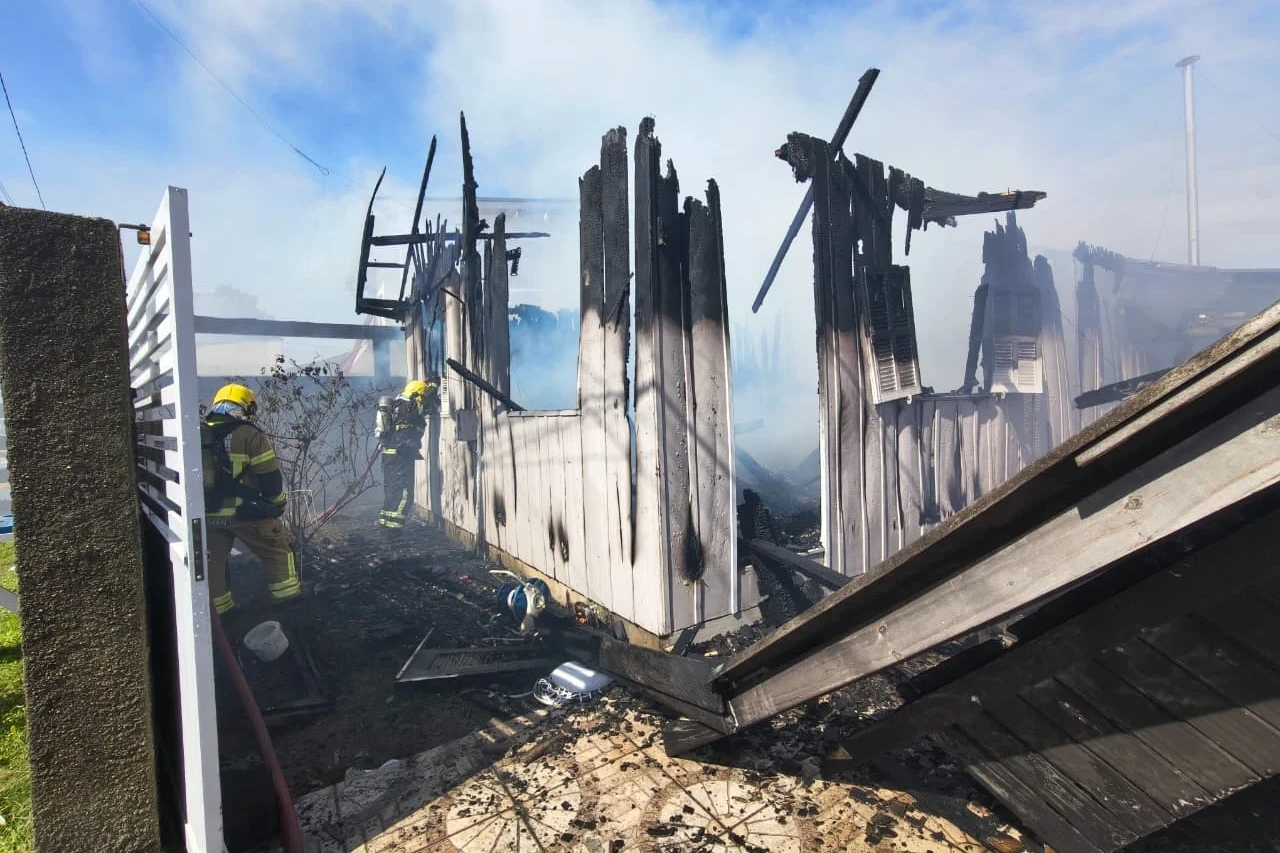 Cachorra morre e casa é destruída após incêndio provocado por mulher em surto