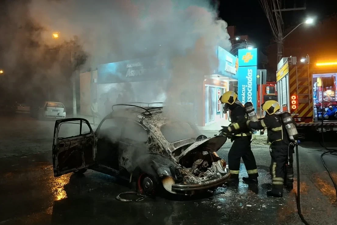 Carro é destruído após ser atingido por incêndio