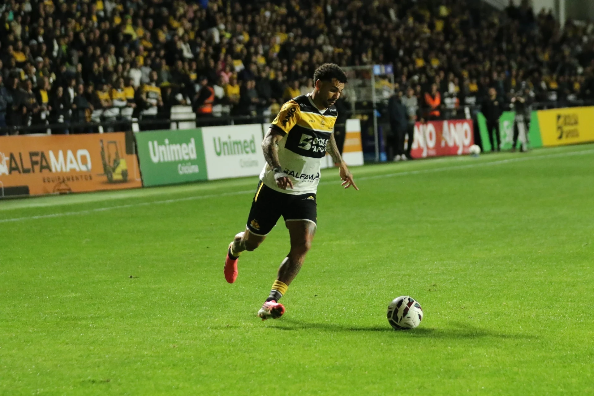 Com desfalque e dúvida, Criciúma visita o Atlético-GO buscando voltar ao G-2 da Série B