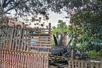 Residência de madeira é destruída após ser atingida por incêndio