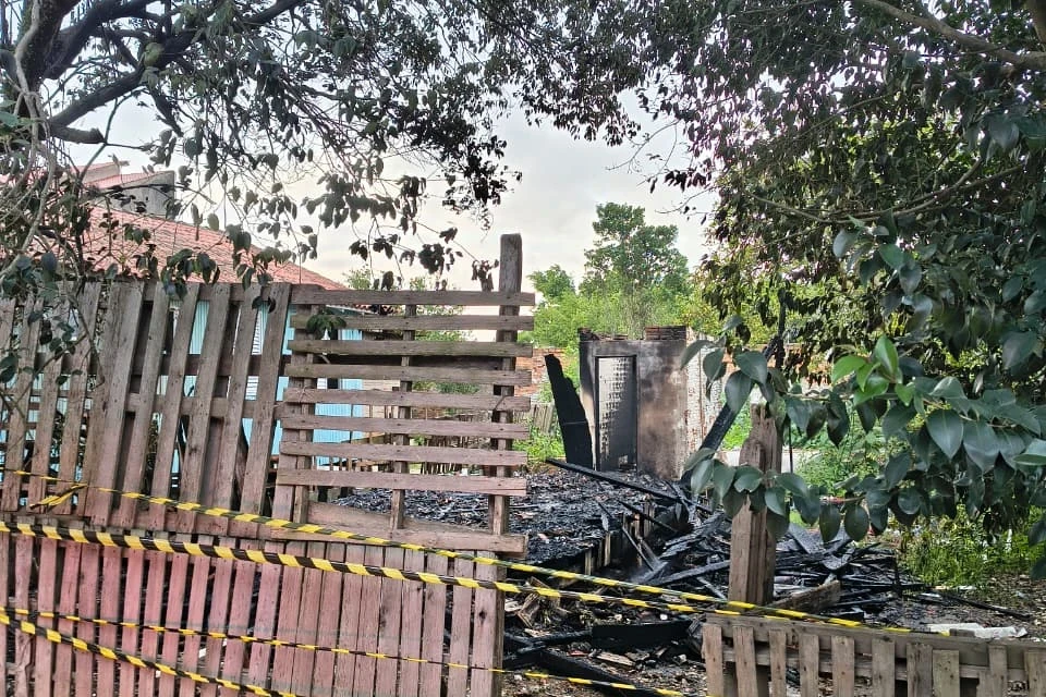 Residência de madeira é destruída após ser atingida por incêndio