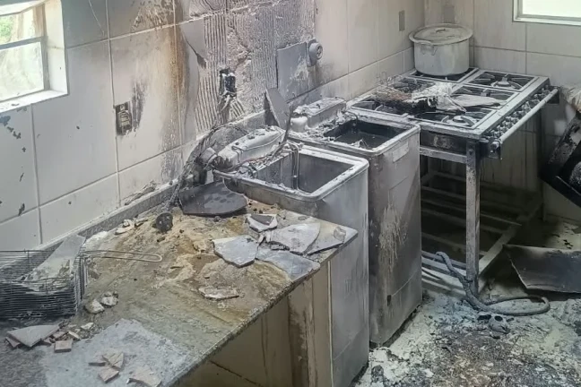 Incêndio em fritadeira elétrica se propaga e destrói equipamentos em cozinha de restaurante