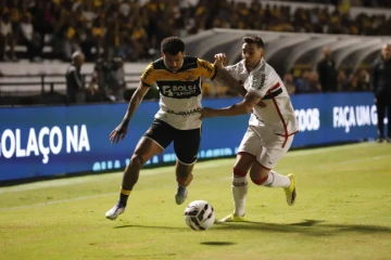Lateral do Criciúma é diagnosticado com lesão no adutor da coxa esquerda