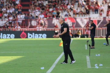 'Postura irreconhecível', diz Eduardo Baptista após derrota por 4 a 0