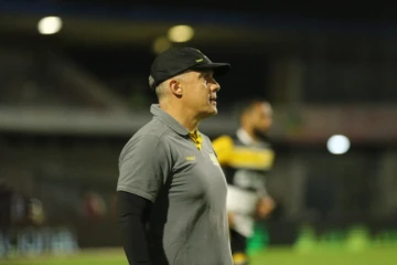 Técnico do Criciúma comenta episódio com Jhonata Robert no vestiário: 'resolvemos internamente'