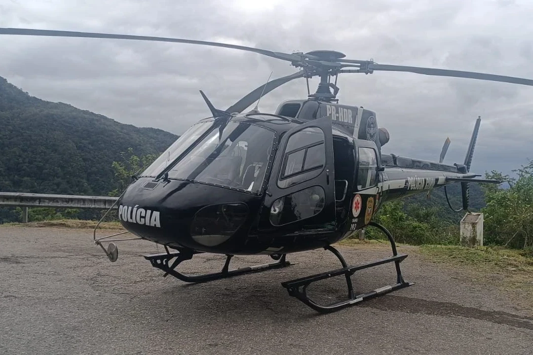 Ciclista é resgatado por helicóptero após colidir com caminhão na Serra do Rio do Rastro