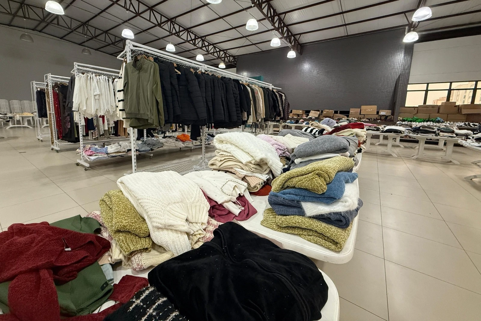 Bazar Solidário em Criciúma terá roupas, calçados e acessórios a partir de R$ 2,50