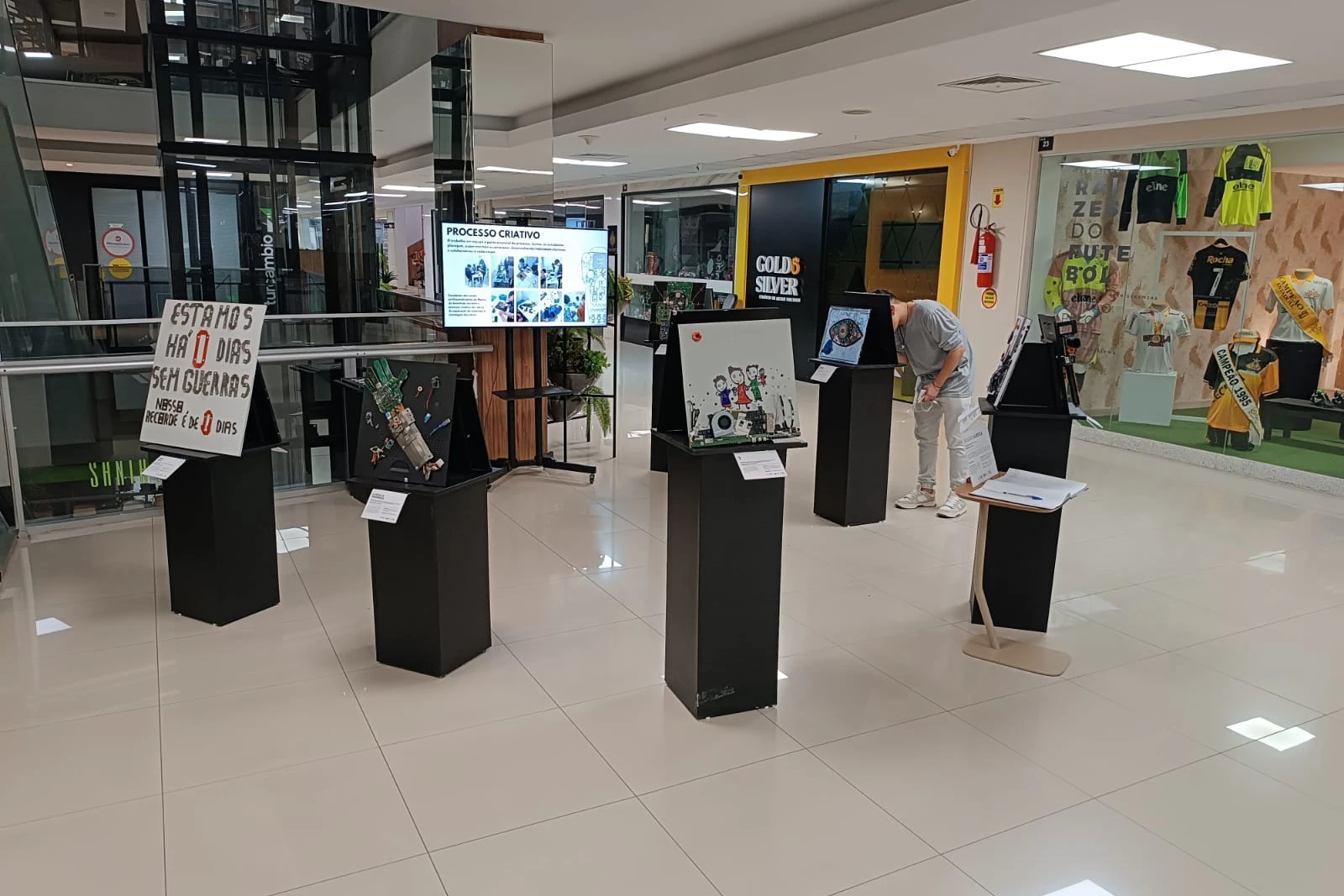 Exposição “Da Sucata à Crítica” transforma resíduos eletrônicos em reflexão social