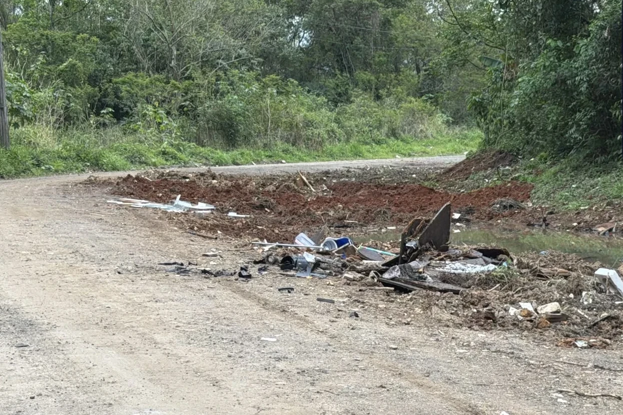 Vídeo: câmeras flagram novos descartes irregulares de lixo em Criciúma