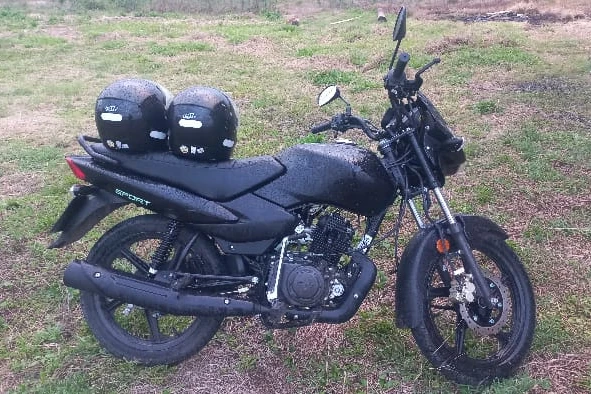 Criminoso assalta estabelecimento com arma falsa, foge em motocicleta e acaba preso