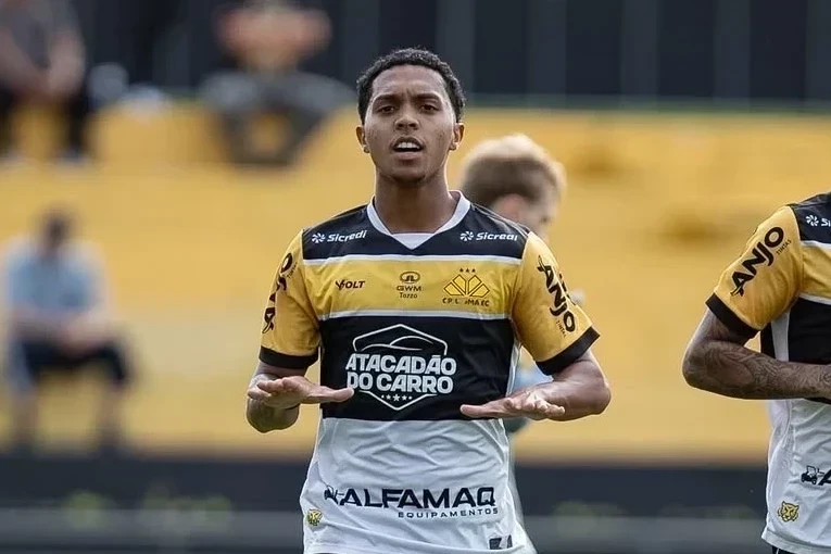 Criciúma anuncia renovação de contrato com atacante formado na base