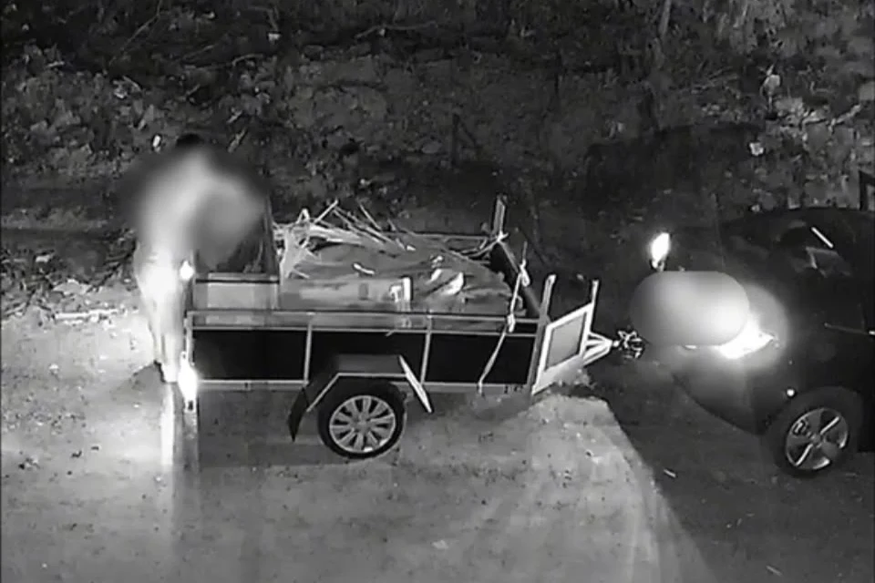 Morador transporta lixo em carretinha e câmera flagra descarte irregular em Criciúma
