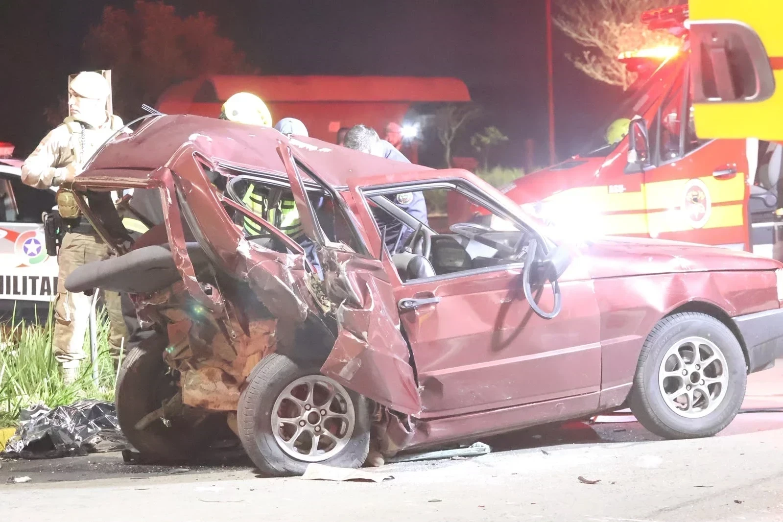 Fotos e vídeo: passageira morre após grave acidente em Criciúma
