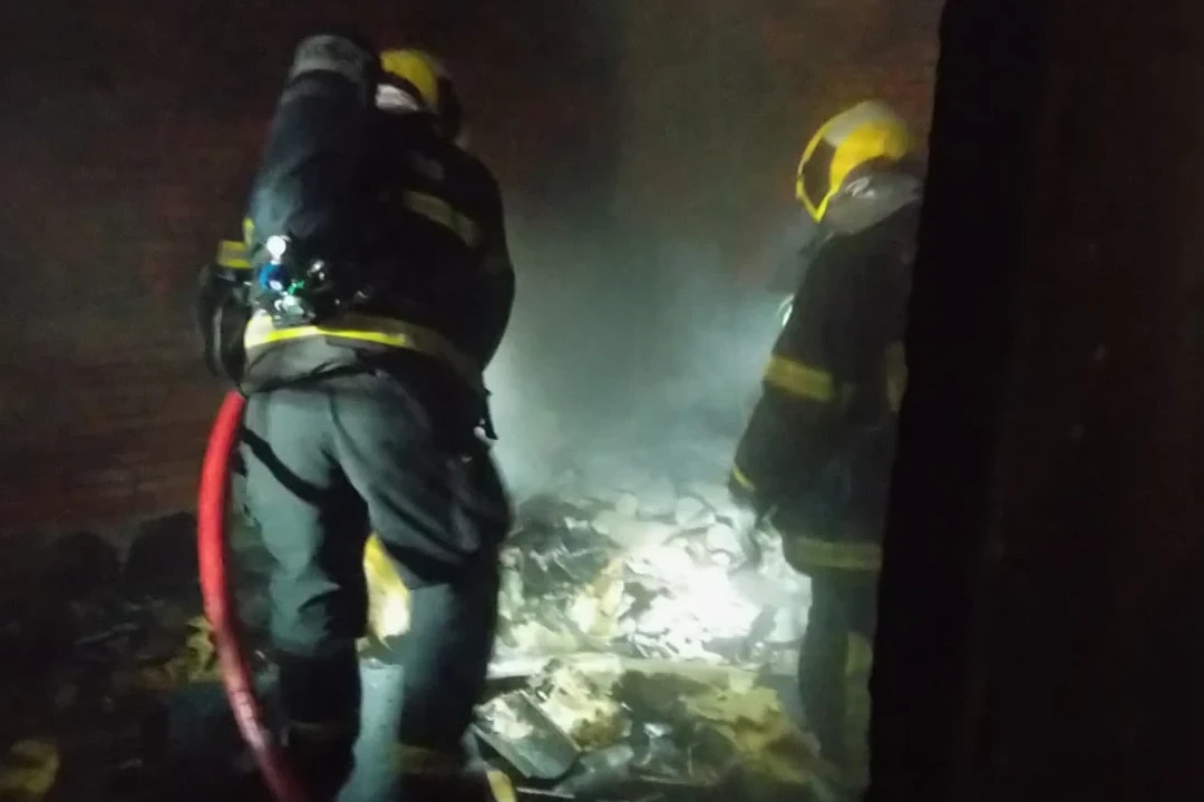 Bombeiros são acionados após cômodo ser destruído por incêndio em Criciúma
