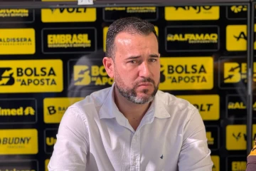 Gasparino destaca convicção e tranquilidade ao ser questionado sobre permanência de Eduardo Baptista