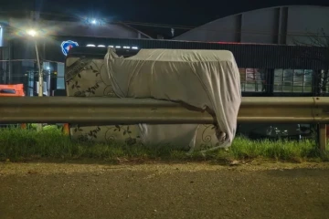Colchão provoca acidente na BR-101 e motorista é encaminhado ao hospital