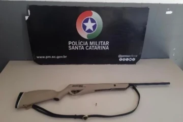 Policiais apreendem arma de fogo após denúncias de direção perigosa em Forquilhinha