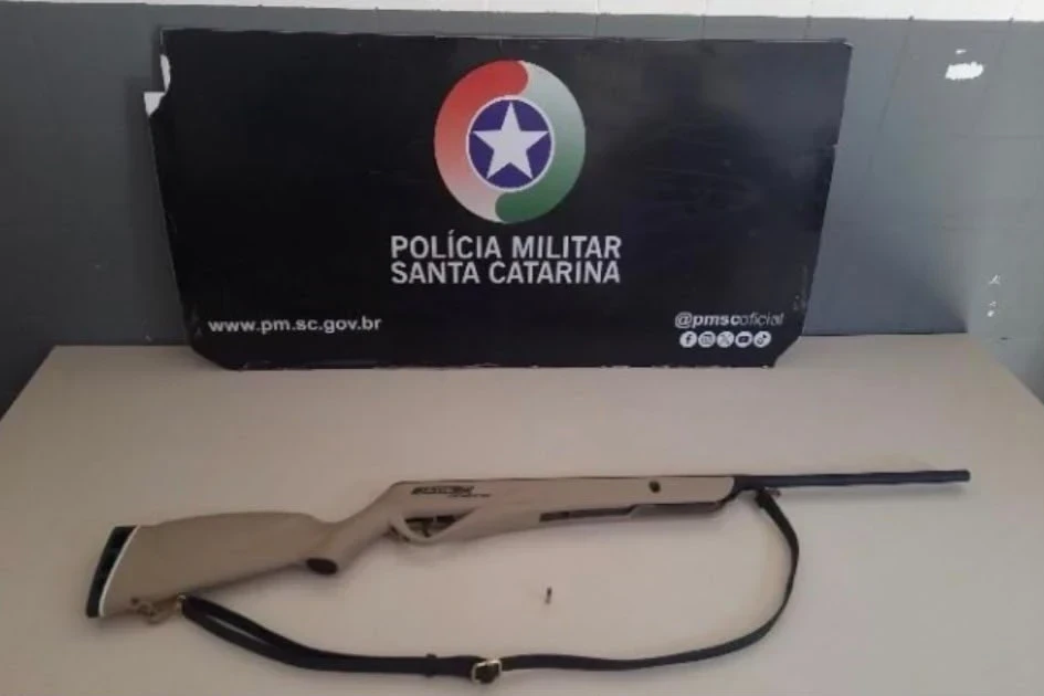 Policiais apreendem arma de fogo após denúncias de direção perigosa em Forquilhinha