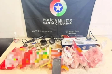Filho faz ligação e ajuda policiais a solucionar furto de celular, joias e oito quilos de carne
