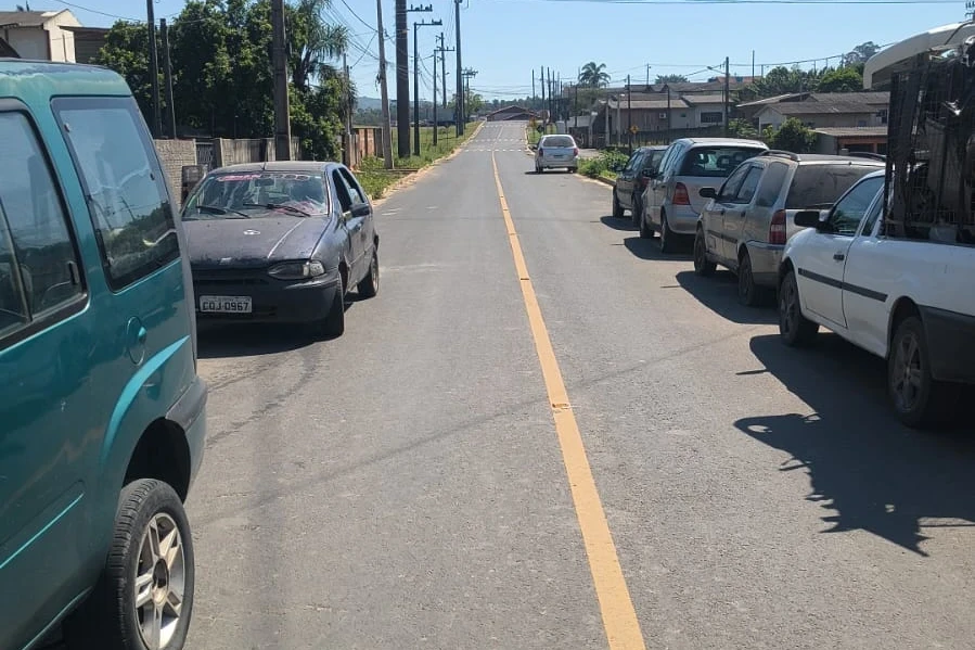 Morador cobra instalação de faixa elevada após veículos em alta velocidade em Criciúma