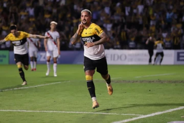 Sem jogar há quatro partidas, Jhonata Robert pode voltar ao time titular do Criciúma