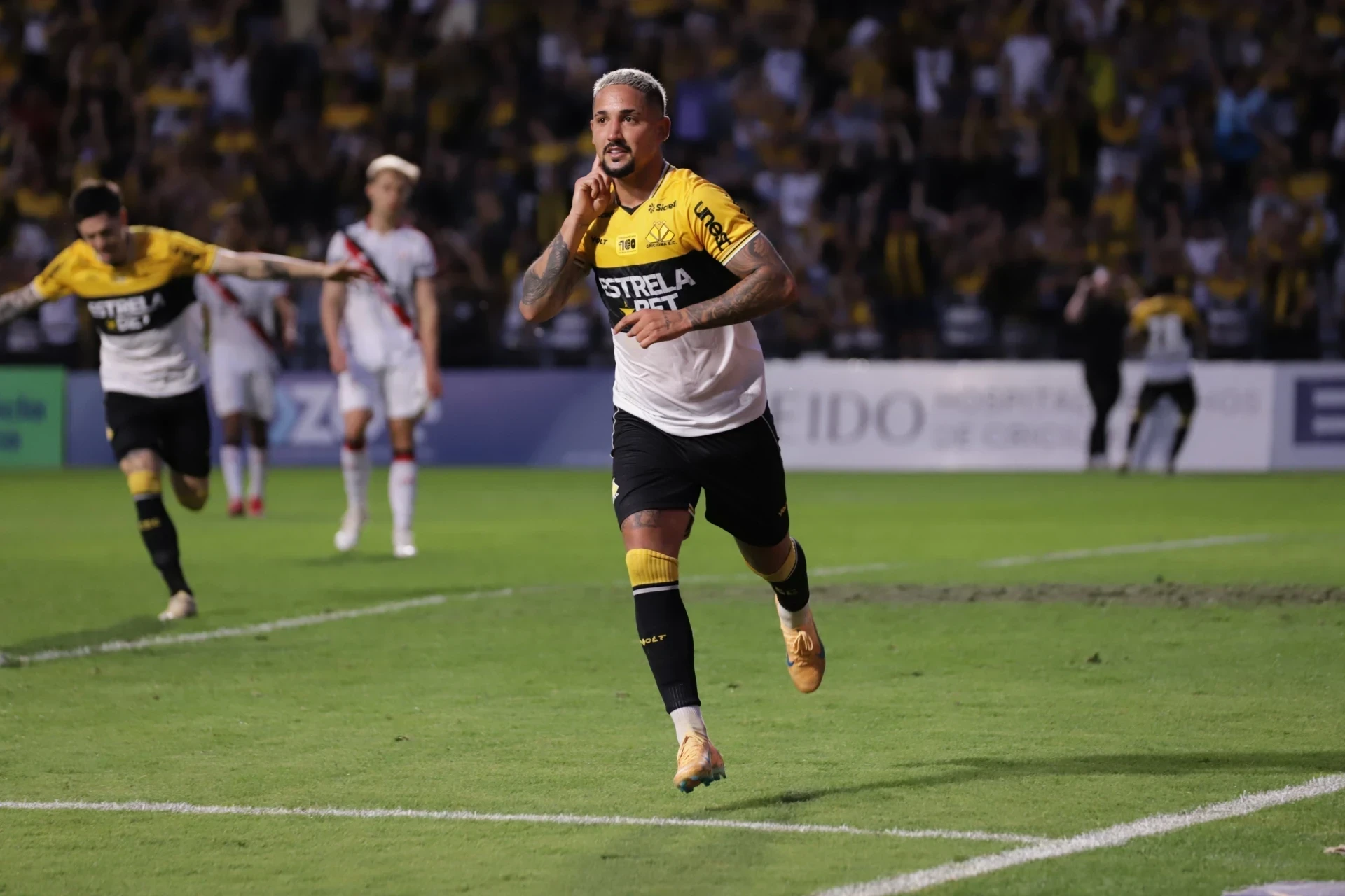 Sem jogar há quatro partidas, Jhonata Robert pode voltar ao time titular do Criciúma