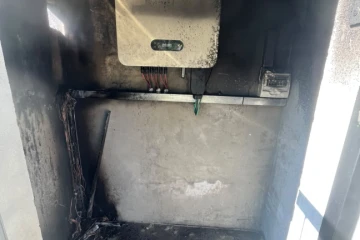 Vídeo e fotos: sistema de energia solar pega fogo em Armazém