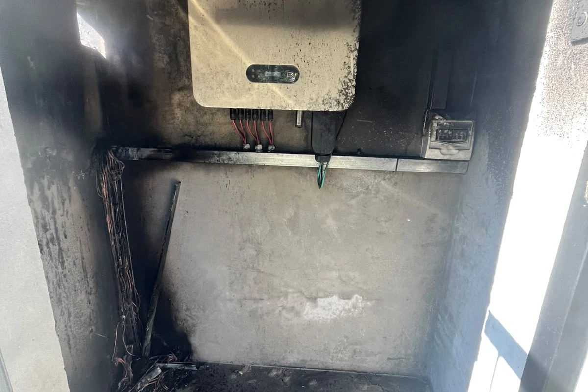 Vídeo e fotos: sistema de energia solar pega fogo em Armazém