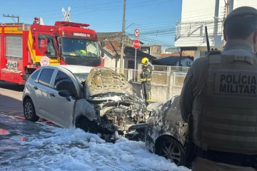 Carros são atingidos por incêndio em Tubarão