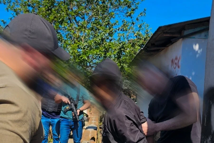 Dupla investigada por roubo com faca é presa em Criciúma