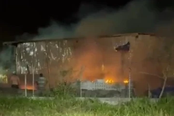Vídeo: casa fica destruída após ser consumida por incêndio