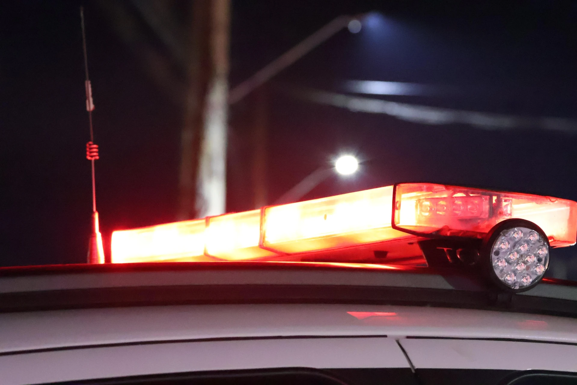 Moradores contêm homem e impedem furto de fiação elétrica em Criciúma