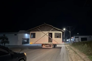 Casa abandonada sobre caminhão há seis meses é transportada pela Defesa Civil de Criciúma
