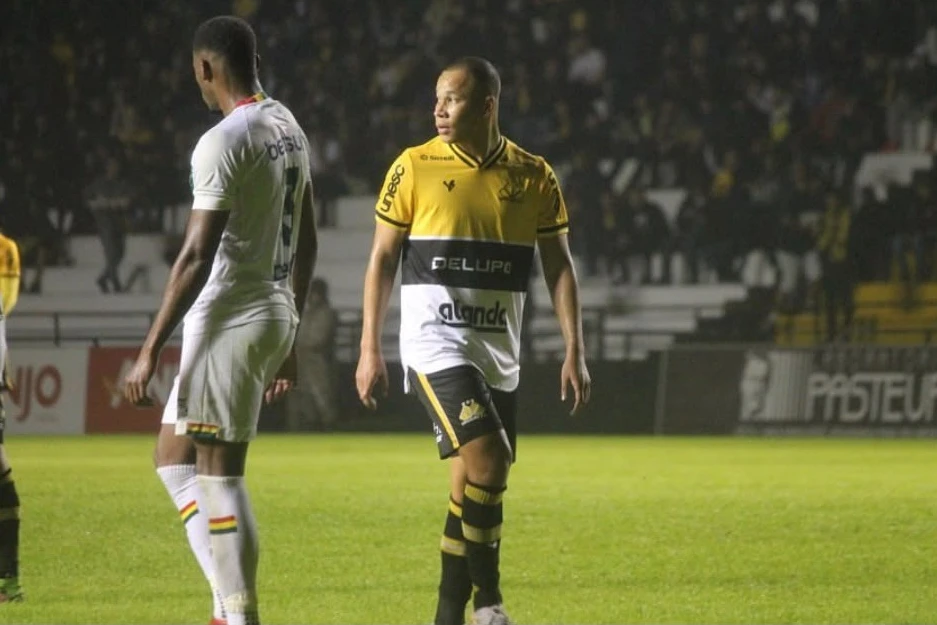 Ex-atacante do Criciúma retorna ao Heriberto Hülse como adversário