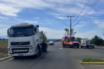 Colisão entre carro e caminhão deixa mulher ferida em Forquilhinha