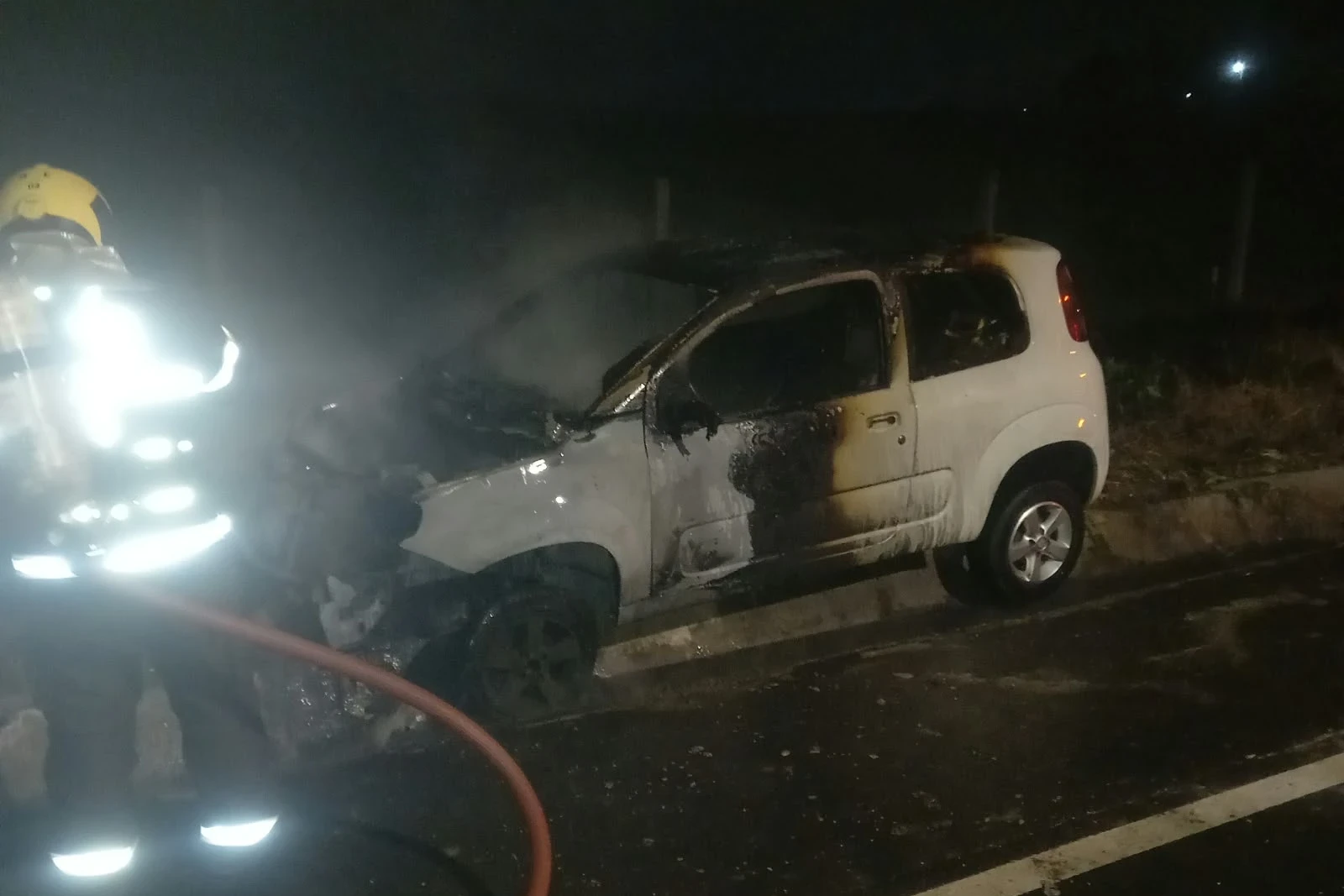 Homem fica ferido após tentar conter incêndio em carro