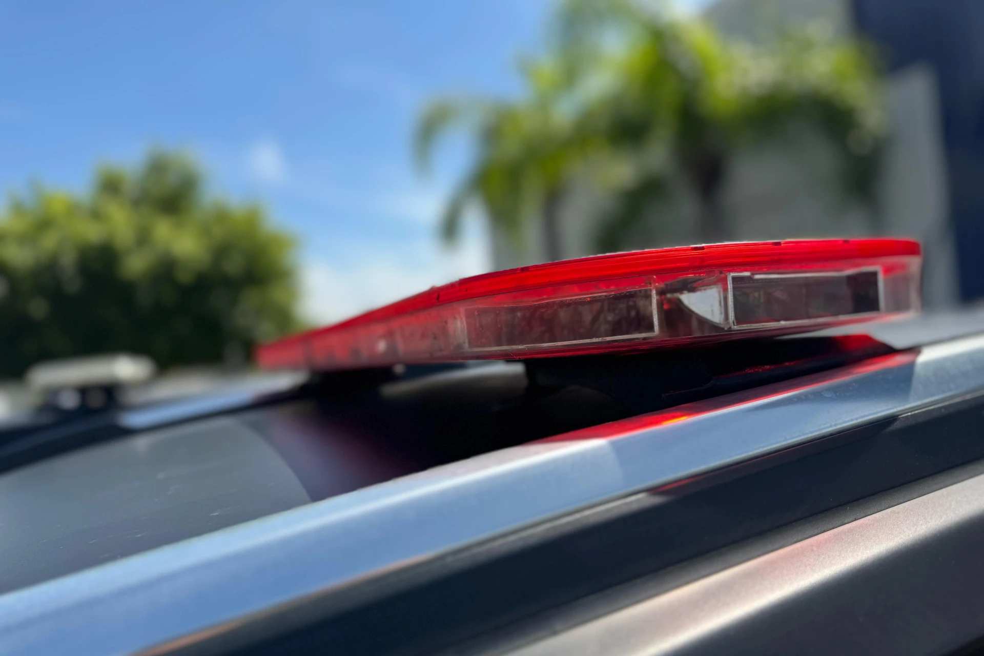 Residência é arrombada e criminosos levam TVs e joias de valor