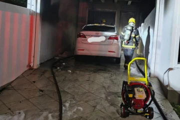 Carro pega fogo em garagem de residência durante a madrugada