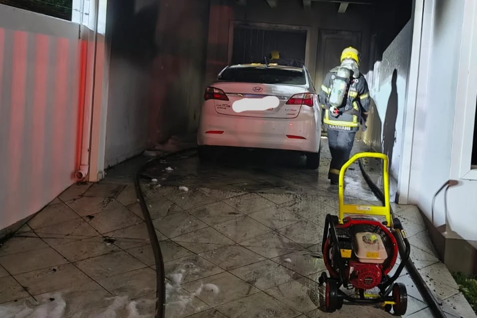 Carro pega fogo em garagem de residência durante a madrugada