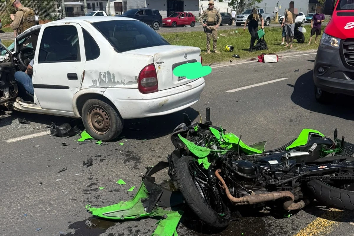 Motociclista fica em estado crítico após colisão com carro