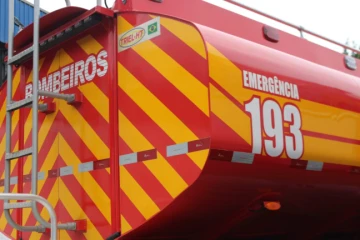 Incêndio de grandes proporções atinge empresa de materiais recicláveis