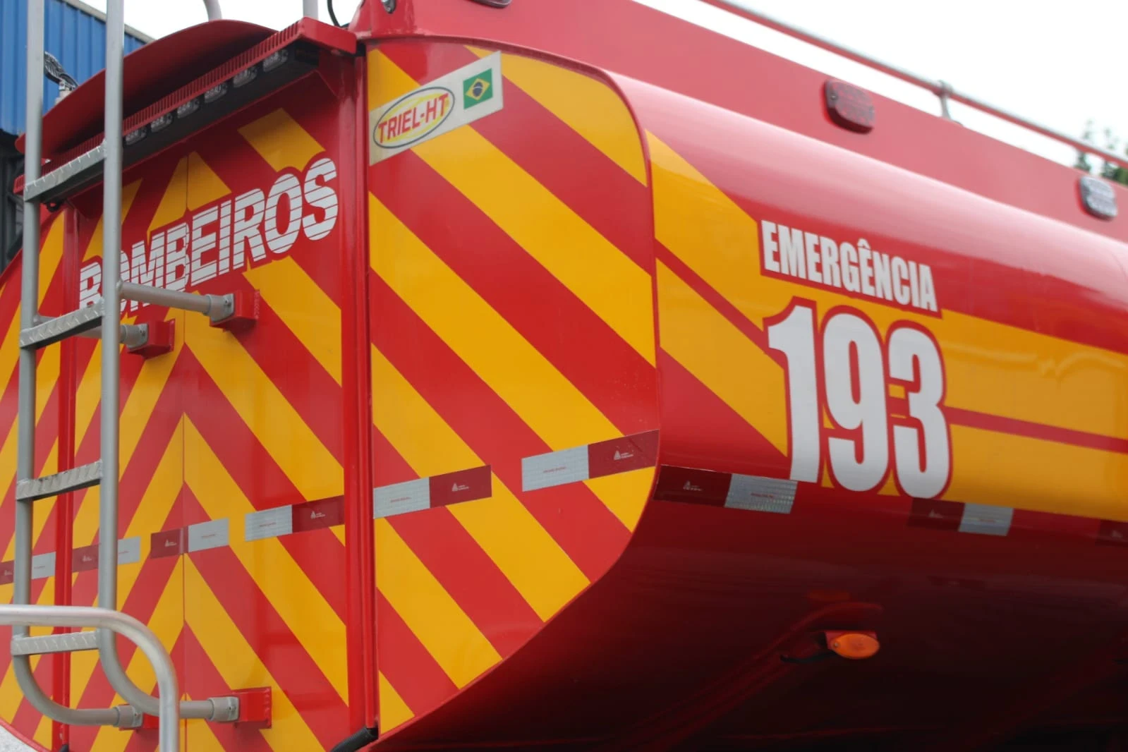 Incêndio de grandes proporções atinge empresa de materiais recicláveis