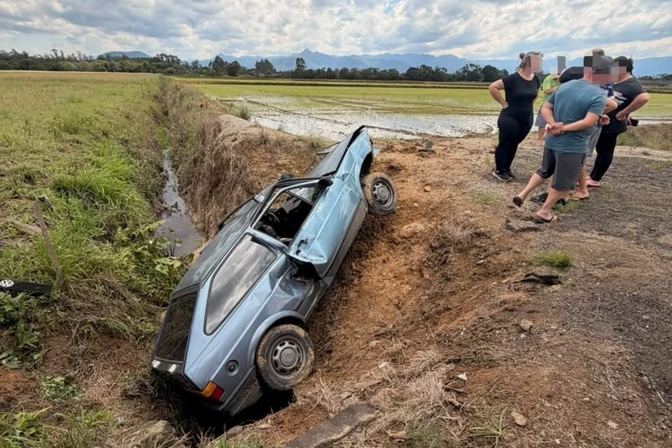 Carro sai da pista e deixa duas pessoas feridas em Criciúma