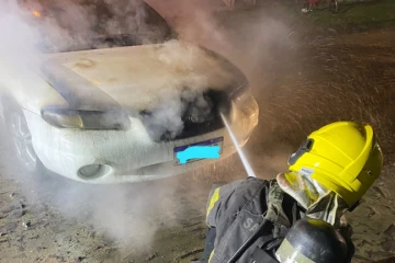 Bombeiros são acionados após veículo ser atingido por incêndio