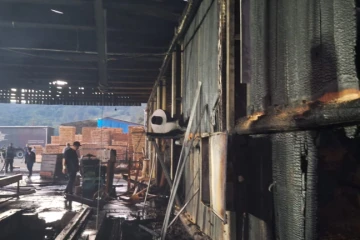Bombeiros utilizam 15 mil litros de água para combater incêndio em edificação industrial de madeira