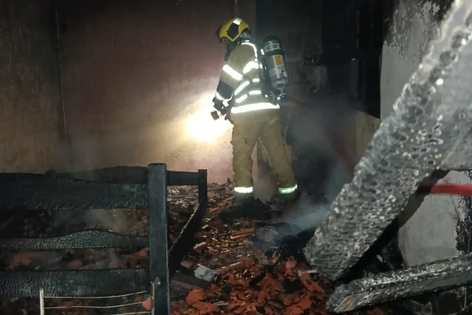 Residência é destruída após ser atingida por incêndio