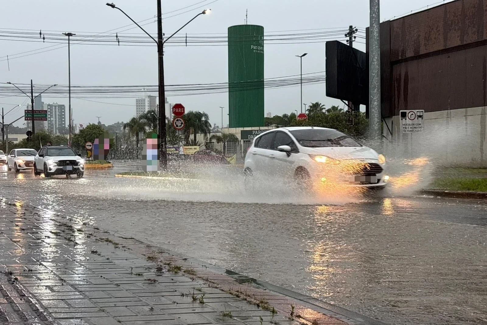Chuva provoca alagamentos e exige atenção redobrada de motoristas em Criciúma; confira fotos e vídeos
