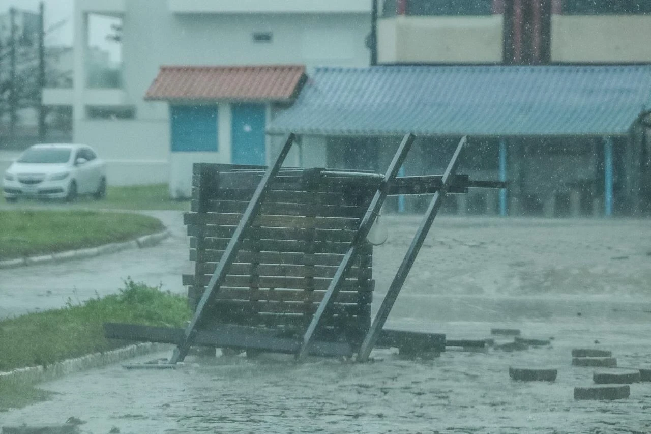 Defesa Civil contabiliza estragos em Jaguaruna após possível tsunami meteorológico; veja fotos